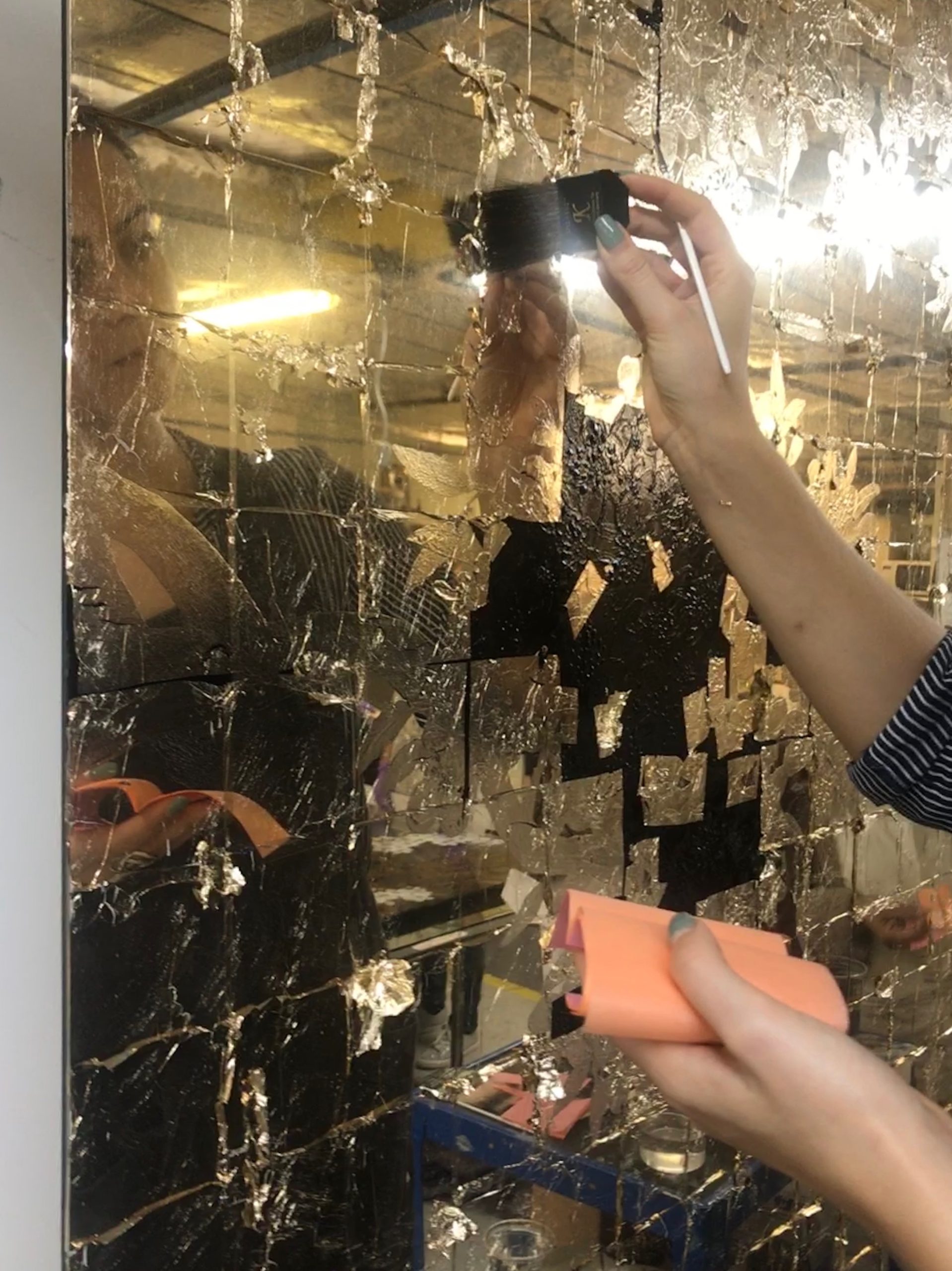 Application of gold leaf to the reverse of glass Verre Églomisé at DKT studio